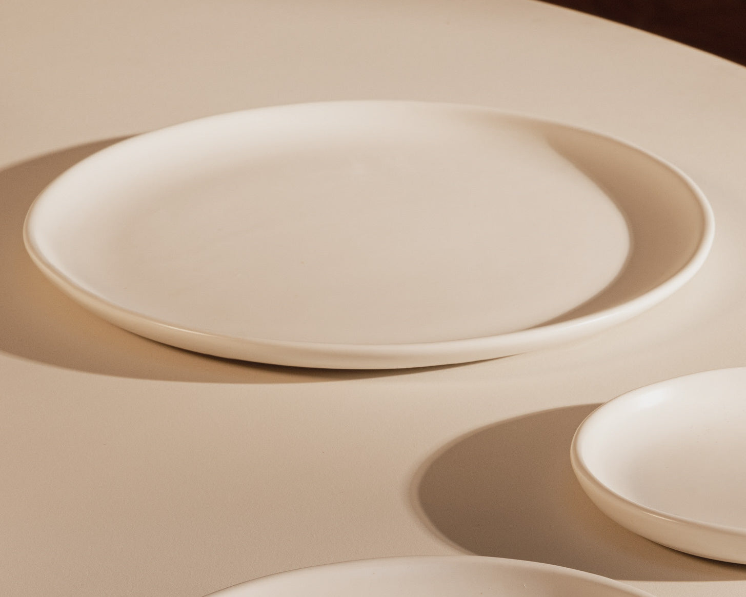 Curved Rim Porcelain Dinner Coupe Plate